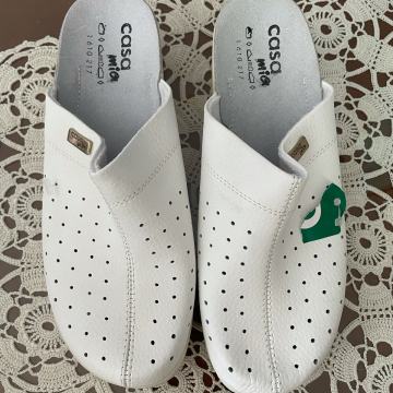 Nove nekoristene klompe za medicinske djelatnike