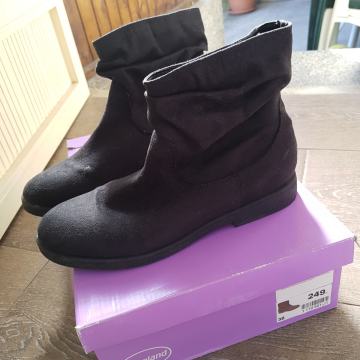 POVOLJNO PRODAJEM ŽENSKE GLEŽNJAČE VEL. 39