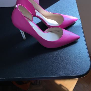 Prodajem nove ženske polucipele Guess