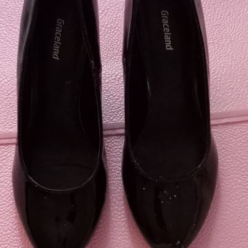 Lot tri komada ženskim cipela