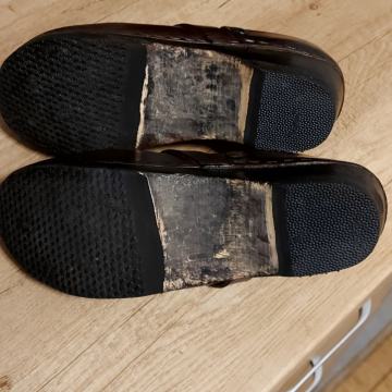 ženske-muske kožne klompe