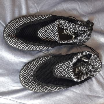 Nove ženske papuče za vodu