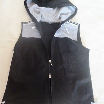 Crno bijeli prsluk sa kapuljačom