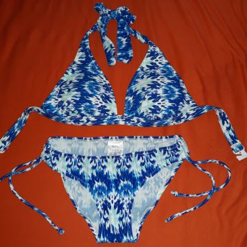 Dvodijelni plavo-bijeli kupaći kostim