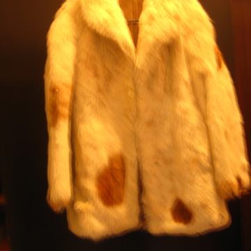 Kratka jakna od umjetnog krzna.