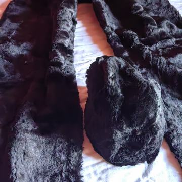 Kvalitetan elegantan krzneni sal sa kapom povoljno