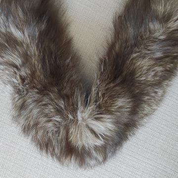 Pravo krzno za oko vrata