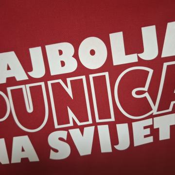 Pregača sa šaljivim natpisom 106 PUNICA