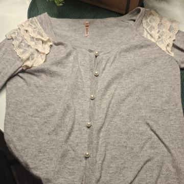 SIVA VESTA S ČIPKANIM DETALJIMA NA RAMENU vel 40