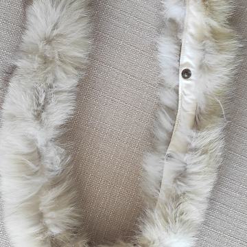 Usko pravo krzno za oko vrata