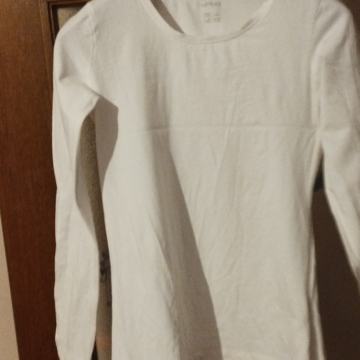 Više komada ženske odjeće i jakni.