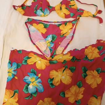 ŽENSKI BADE KOSTIM S PAREOM