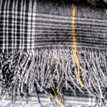 ženski šal s lijepim kariranim uzorkom