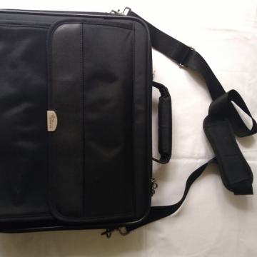 2+1 gratis! Crna torba za laptop, poslovna, marke "Siemens"