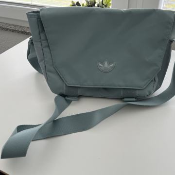 Adidas crossbody torbica