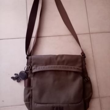 IAM TORBICA 25X27X8CM NA RAME S PREKLOPOM