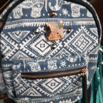 Atraktivan mali modni mini ruksak sa 2 pretinca KAO NOV za 5€