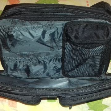 Crna torba sa puno pretinaca srednje veličine