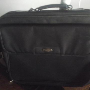 Fargus 33x45x10 torba za laptop kao nova