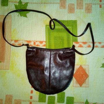 Mala smeđa torbica od skaja