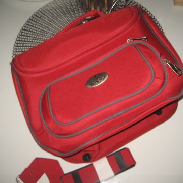 CRVENI KOFER - NESESER - NOVO