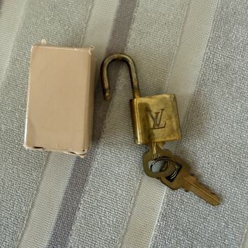 Original Louis Vuitton Lokot sa 2 Ključa