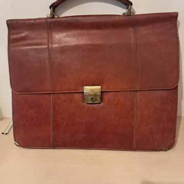 Poslovna torba za akte s više pretinaca