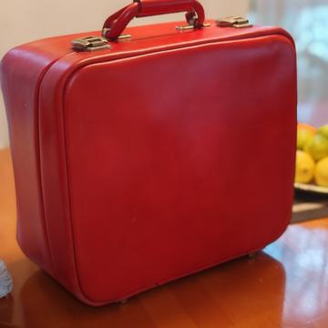 Retro crveni kofer.