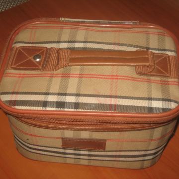 TOALETNA TORBA BURBERRY UZORAK