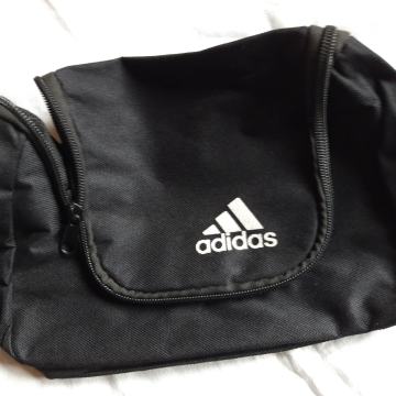 Torbica adidas toaletna