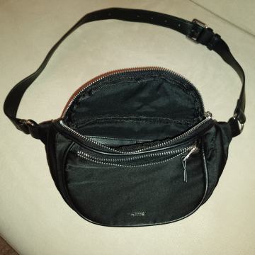 Torbica za oko struka