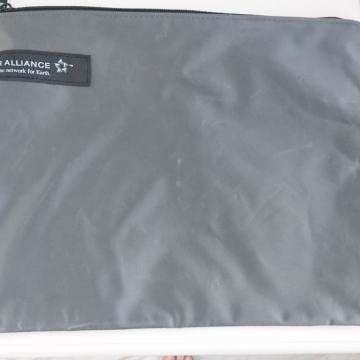 Torbica putna srebrna 29x22 cm