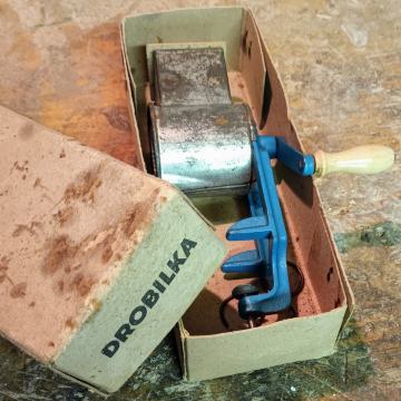 Mašinica za mljevenje oraha