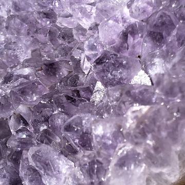 Ametist dragi kamen.    40 e