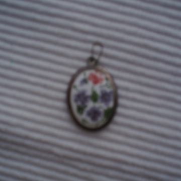 stari emajlirani privjesak, motiv cvjetni