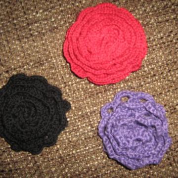 Heklani broševi-ruže