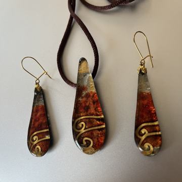 Komplet naušnice i ogrlica od stakla, novo.