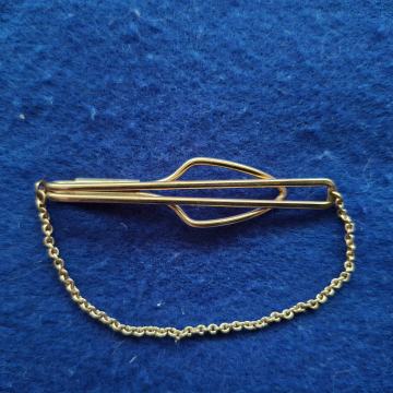 KOPČA za KRAVATU. Sa lančićem. Mob