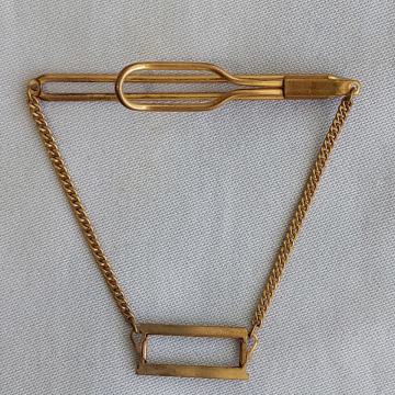 KOPČA za kravatu sa privjeskom pisma. Staro-Etno. Mesing. Mob