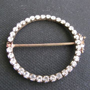 KOPČA sa poprečnom iglom. Rub sa kristalima-cirkonima. SAND-2