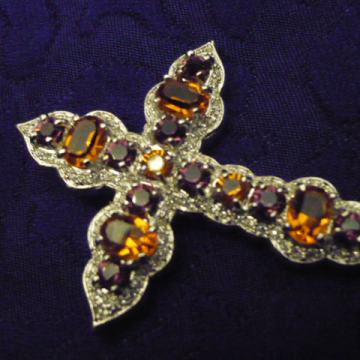 KRIŽ SA KRISTALIMA, DIM. 5,3 X 4 CM PRIVJESAK