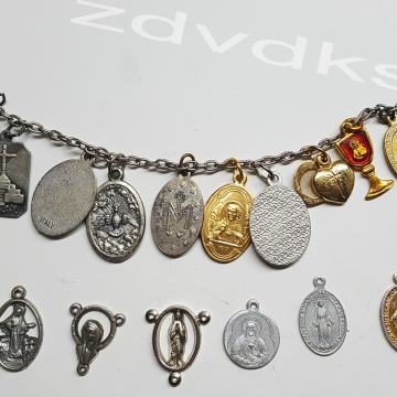 LOT METALNIH KRŠĆANSKIH MALIH MEDALJICA NA NARUKVICI