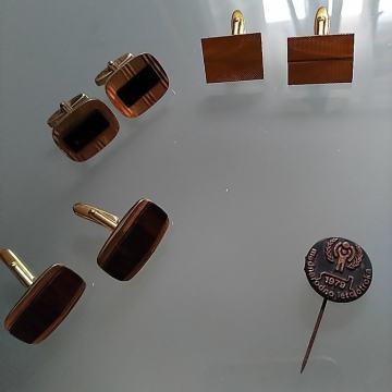 Manžete za košulju i značkica