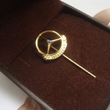MERCEDES IGLA UKRAŠENA SAFIROM I POZLATOM -PIN BADGE MERCEDES