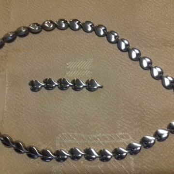 Ogrlica sa magnetima Victoria White