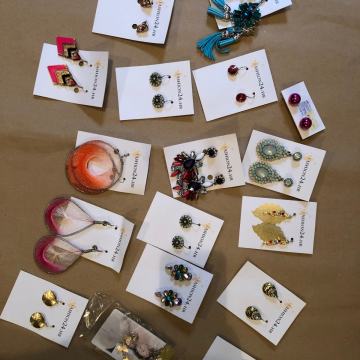 Rasprodaja oglice, naušnice i narukvice