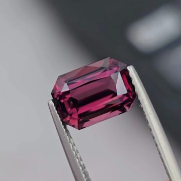 Spinel poludragi kamen 2.48ct
