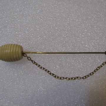 Ukrasna igla za odjeću Mesing. SAND-2