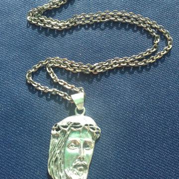 Veliki srebrni privjesak sa licem Isusa Krista i lančićem
