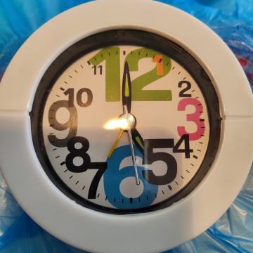 3 budilice sata, Casio crvena, bijela i zelena budilica